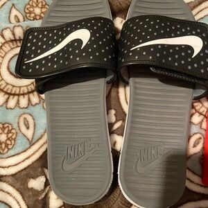 Nike Flex Motion Slide in Black and White
